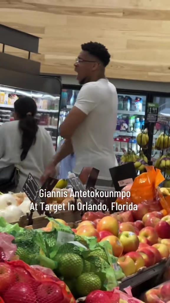 好男人?。∽帜父缭趭W蘭多度假 陪妻子一起逛超市