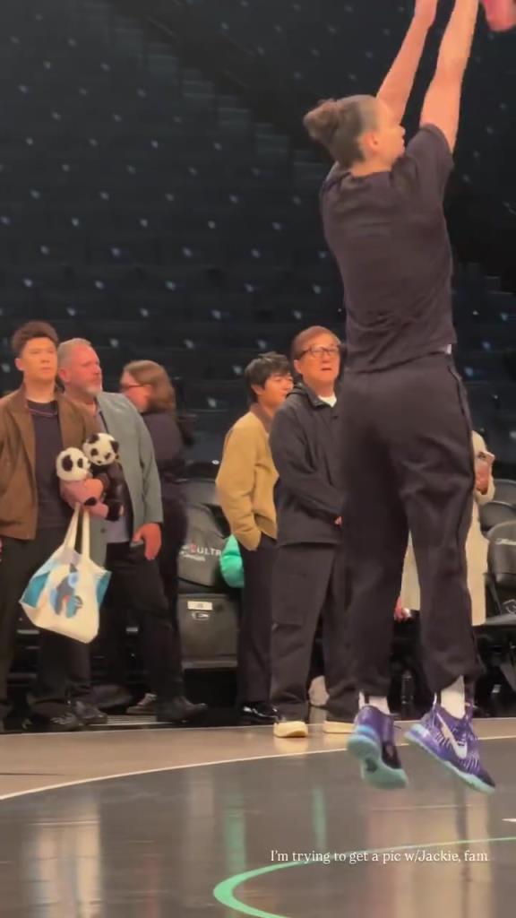 71歲成龍現(xiàn)身巴克萊中心看女籃比賽：她們投籃怎么那么準(zhǔn)！??！